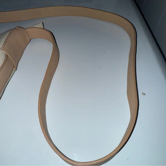 American Leather Co. Crowley Bucket Crossbody Beige & Tan - Picture 4 of 10